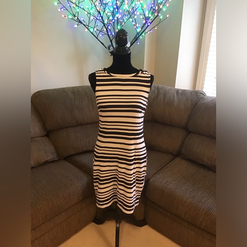 ✨✨ Valerie Bertinelli Striped Sleeveless Dress ✨✨